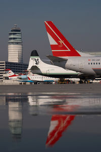 OE-LNP @ VIE - Lauda Air Boeing 737-800 - reflection - by Yakfreak - VAP