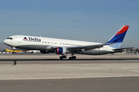 N1402A @ KLAS - Delta Airlines / 1993 Boeing 767-332 - by Brad Campbell