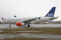 OY-KBT @ LOWS - Scandinavian Airlines A319 - by Andy Graf-VAP