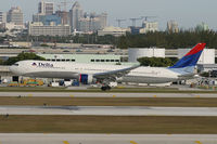 N825MH @ KFLL - Delta Airlines 767-400 - by Andy Graf-VAP