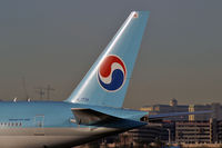 HL7734 @ KLAS - Korean Air / 2005 Boeing 777-2B5 (ER)