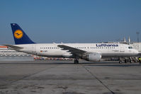 D-AIPY @ VIE - Lufthansa Airbus 320 - by Yakfreak - VAP