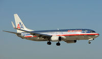 N933AN @ MIA - American B737 lands at close quarters on the cross runway