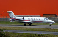 OO-EPU @ EGGW - Belgian Learjet 45 taxies out at Luton - by Terry Fletcher