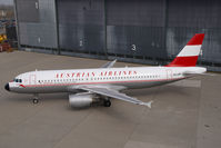 OE-LBP @ VIE - Austrian Airlines Airbus 320 in retro colors - by Yakfreak - VAP