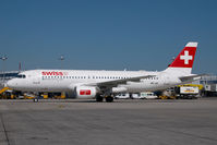 HB-IJR @ VIE - Swiss Airbus 320 - by Yakfreak - VAP