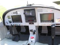 N777NG @ W88 - roomy cockpit - by Tom Cooke