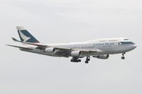 B-HOO @ VHHH - Cathay Pacific 747-400 - by Andy Graf-VAP