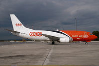 OO-TNB @ VIE - TNT Boeing 737-300 - by Yakfreak - VAP