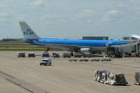 PH-AOI @ DFW - KLM at the gate - DFW - by Zane Adams