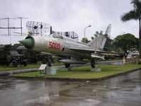 5020 - Hanoi , Air Force museum - by Henk Geerlings