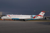 OE-LCG @ VIE - Austrian Arrows Regionaljet