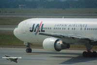 JA8264 @ RCTP - Japan Airlines - by Michel Teiten ( www.mablehome.com )