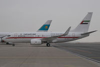 A6-DFR @ VIE - UAE Government Boeing 737-700 - by Yakfreak - VAP