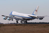 82-8000 @ LFI - SAM 28000 landing RWY 26. The new pilot of the Air Force One aircraft was practicing approaches to Langley AFB by doing touch-n-go's. He did several here at Langley and did several at nearby PHF. - by Dean Heald