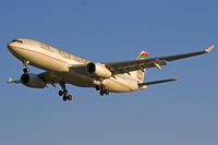 A6-EYG @ EBBR - Straight from Abu Dhabi as Flight EY055, half an hour late, short final rwy 02. - by Philippe Bleus