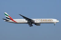 A6-ECC @ LOWW - Emirates 777-300 - by Andy Graf-VAP