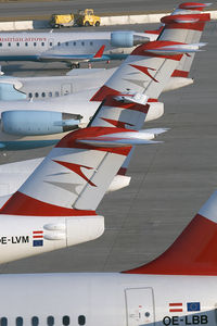 OE-LVM @ LOWW - Austrian Airlines F100