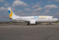 EI-DNS @ LHBP - Air Union Boeing 737-300 - by Yakfreak - VAP