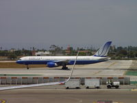 N598UA @ LAX - Starting to roll westbound on 24L - by Helicopterfriend