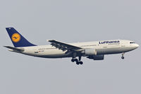 D-AIAM @ EDDF - short final at EDDF