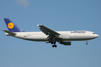 D-AIAZ @ EDDF - short final at EDDF