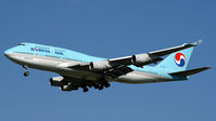 HL7607 @ LOWW - Korean Air landing at Vienna Airport on rw 34.
