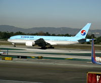 HL7531 @ LAX - Korean Air Boeing 777-2B5 (ER), c/n: 27946 rolling @ LAX 18.11.08 - by Steve Nation