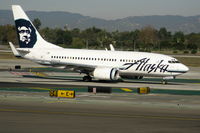N614AS @ LAX - Alaska 1999 Boeing 737-790 taxiing to RW 24L - by Steve Nation