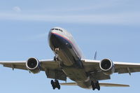 N791UA @ KLAX - United Airlines Boeing 777-222, N791UA on approach RWY 25L KLAX. - by Mark Kalfas