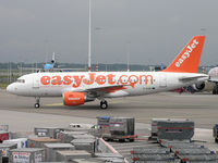G-EZIE @ EHAM - Easy Jet heading to stand - by Robert Kearney