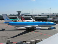 PH-AOC @ EHAM - KLM being towed onto stand - by Robert Kearney