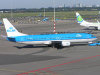 PH-BXU @ EHAM - KLM being towed onto stand - by Robert Kearney