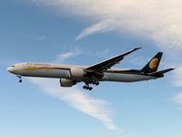 VT-JEH @ EGLL - JET on approach