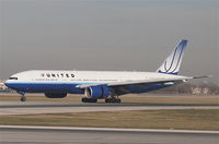 N777UA @ KORD - United Airlines Boeing 777-222, N784UA arriving RWY 27R KORD from London EGLL. - by Mark Kalfas