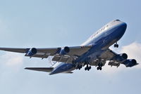 N181UA @ KORD - United Airlines Boeing 747-422, N181UA short final RWY 10 KORD - by Mark Kalfas
