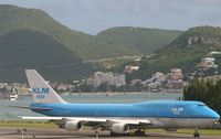PH-BFH @ TNCM - KLM 747-400 taxing runway 28 - by Daniel Jef