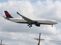 N819NW @ DTW - Delta A330-300