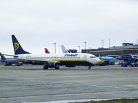 EI-CSS @ EGPH - Ryanair B737 Taxiing to its gate at EDI - by Mike stanners