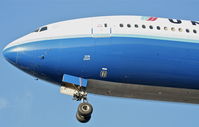 N776UA @ KORD - United Airlines Boeing 777-222 , UAL907 short final 27L arriving from EDDM (Munich). - by Mark Kalfas