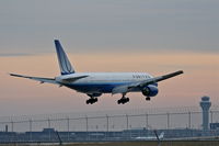 N772UA @ KORD - United Airlines Boeing 777-222 UAL907 arriving from EDDM (Munich Int'l) on 22R. - by Mark Kalfas