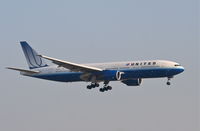 N774UA @ KORD - United Airlines Boeing 777-222, UAL907 from EDDM, short final RWY 22R KORD. - by Mark Kalfas