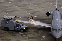 N928SW @ KPIA - United Express (N928SW) is nearly finished with de-icing - by Thomas D Dittmer