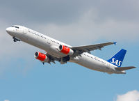 LN-RKI @ EGLL - SAS - by vickersfour