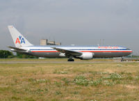 N372AA @ LFPG - American Airlines - by vickersfour