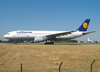 D-AIAP @ LFPG - Lufthansa - by vickersfour