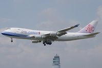 B-18721 @ LOWW - China Airlines 747-400