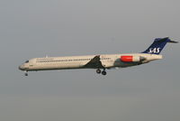 OY-KHM @ EBBR - Arrival of flight SK589 to RWY 25L - by Daniel Vanderauwera