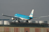 PH-AOD @ EBBR - Close to land on RWY 25L - by Daniel Vanderauwera