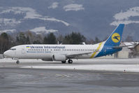 UR-GAO @ LOWS - Ukraine International 737-400 - by Andy Graf-VAP